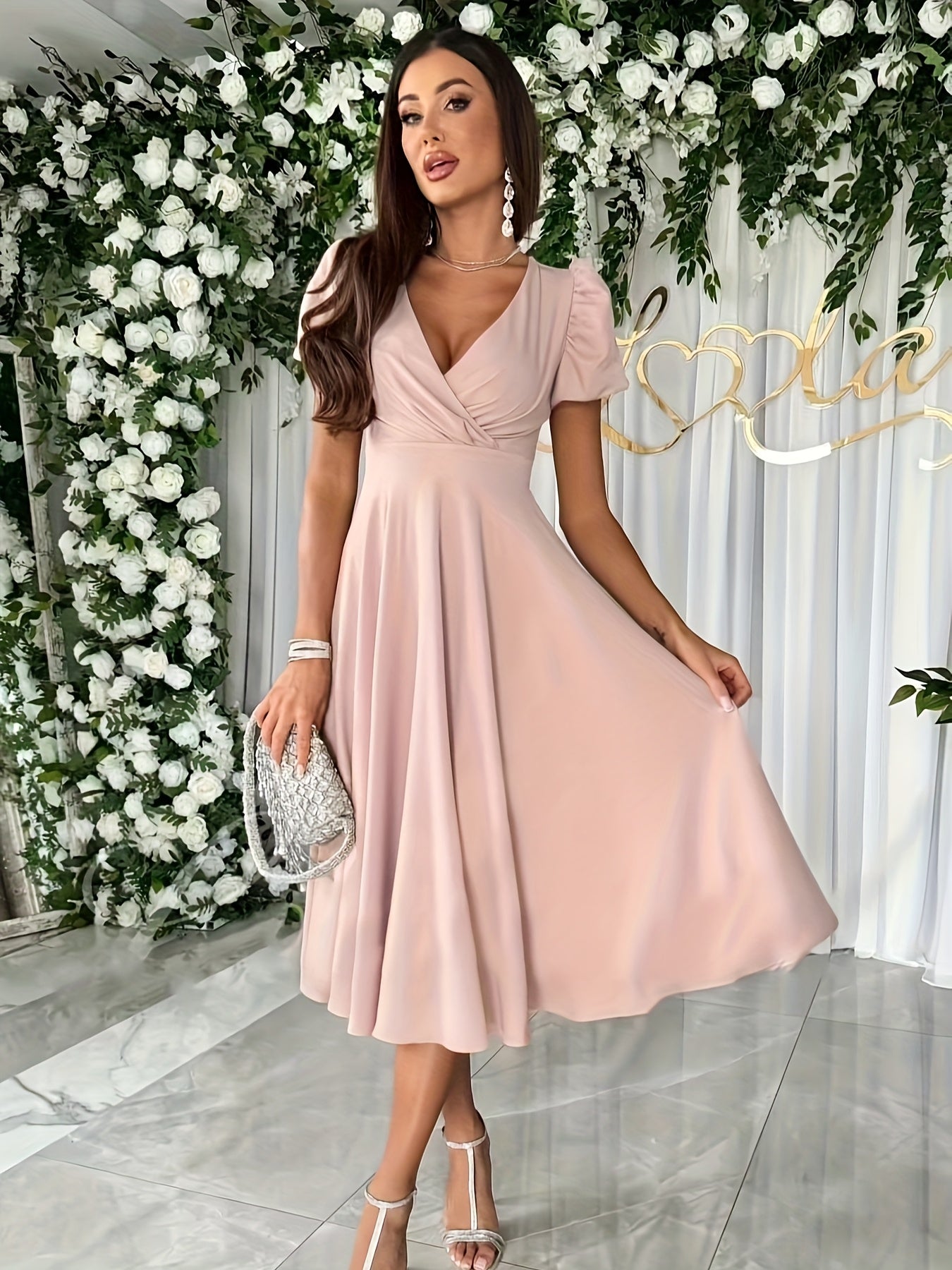 Chayen – Elegante zomerjurk met V-hals pofmouwen en aansluitende taille