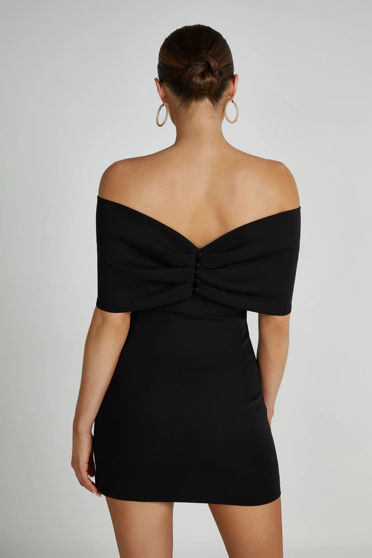 Damaris - Zwart Mini Jurkje met Off-Shoulder Strik