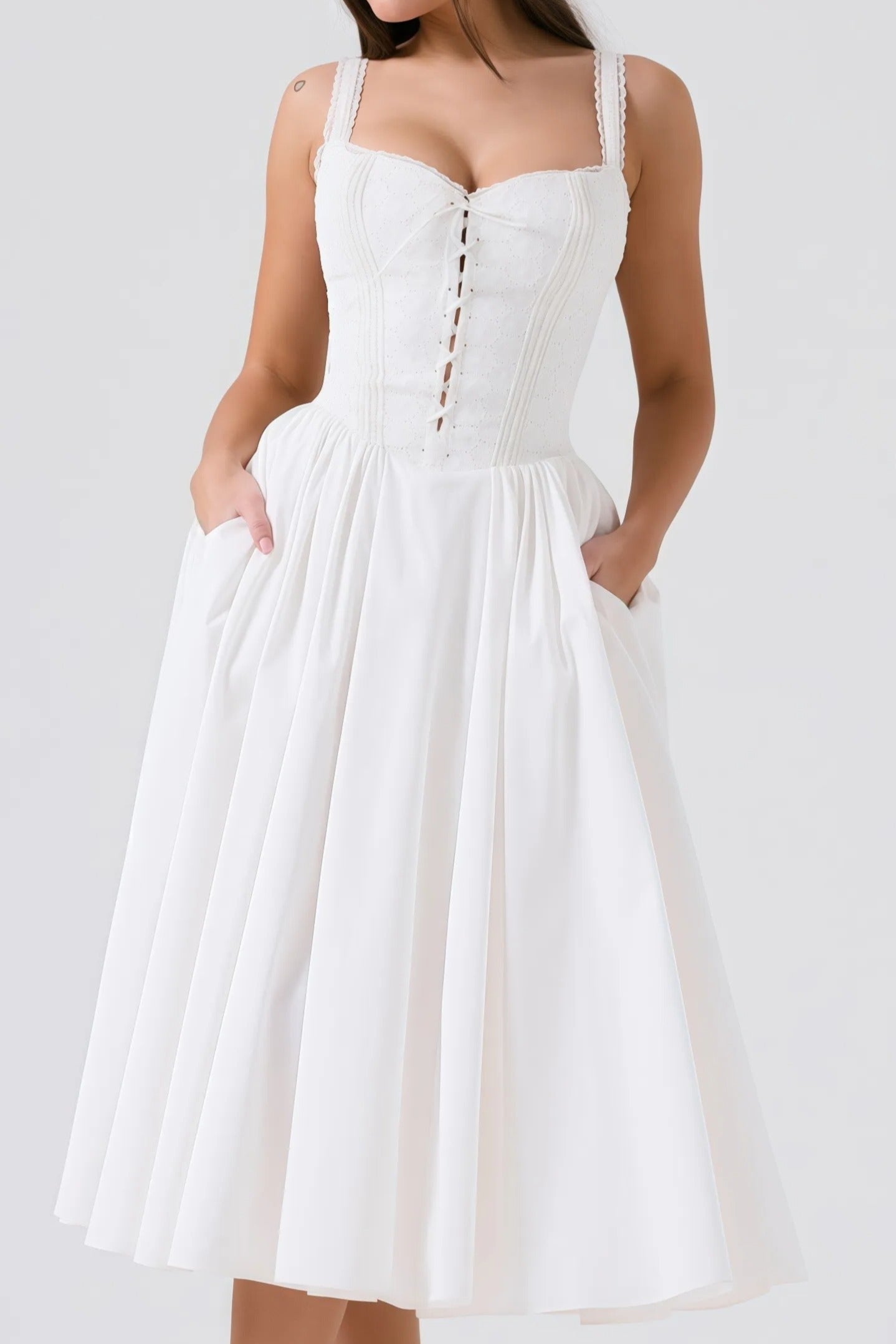 Djura - Witte Halter Midi-jurk met Kantdetails Vooraan