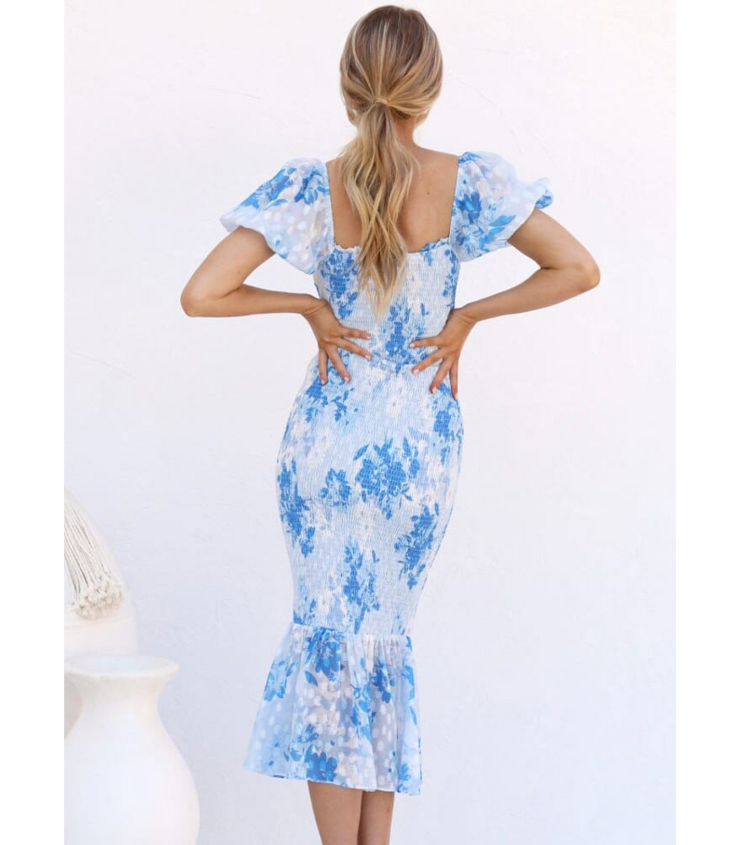 Elena – Elegante Zomerjurk met Ruchemouwen en Vierkante Hals