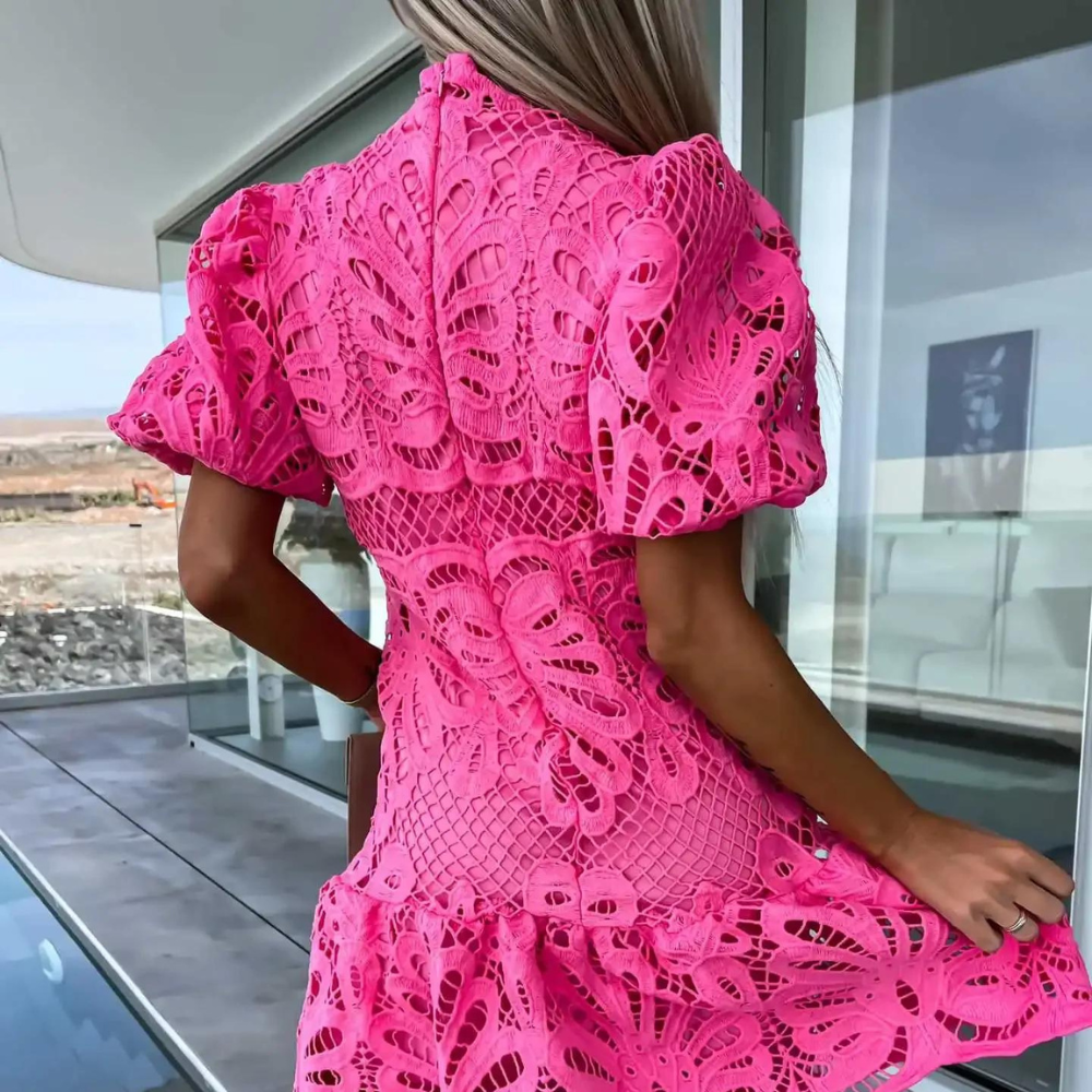Avani - Elegante kanten zomerjurk met subtiele uitsnijdingen